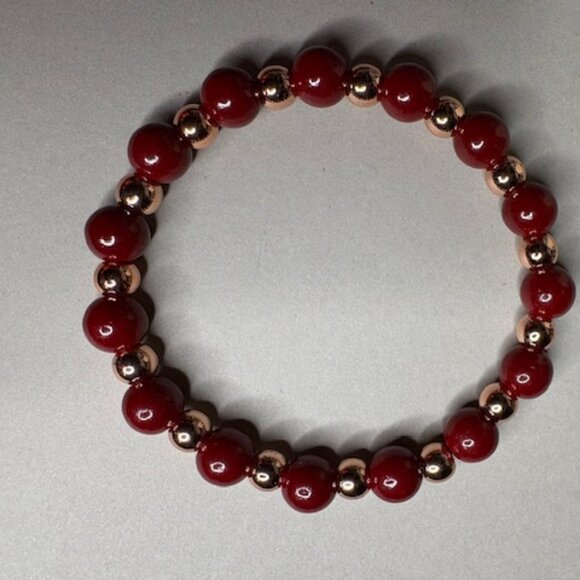 bracelet features a classic and elegant design - Picture 2 of 3